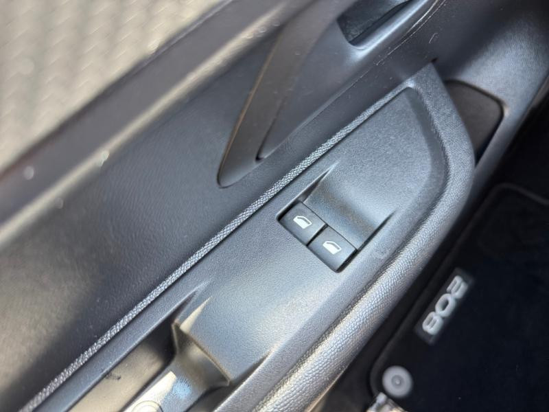 Used PEUGEOT 208 1.2 PureTech 75ch S&S Like 2021 Noir Perla Nera (M) € 10870 in Lesménils