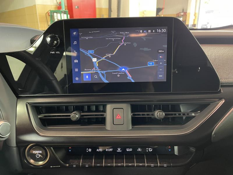 Occasion LEXUS UX 2.0 F-Sport Design 2023 CHAMPAGNE 33490 € à Waterloo