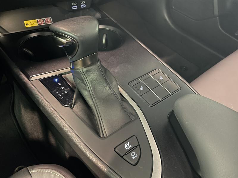 Occasion LEXUS UX 2.0 F-Sport Design 2023 CHAMPAGNE 33490 € à Waterloo