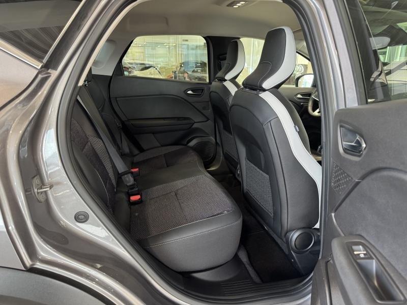 Occasion RENAULT Captur 1.3 TCE A/T Techno 2023 GREY 22400 € à Wavre
