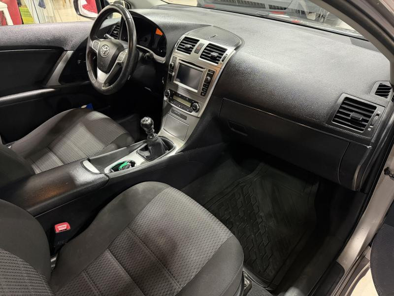 Used TOYOTA Avensis 2.0 DIESEL SkyView 2015 CHAMPAGNE € 4500 in Wavre