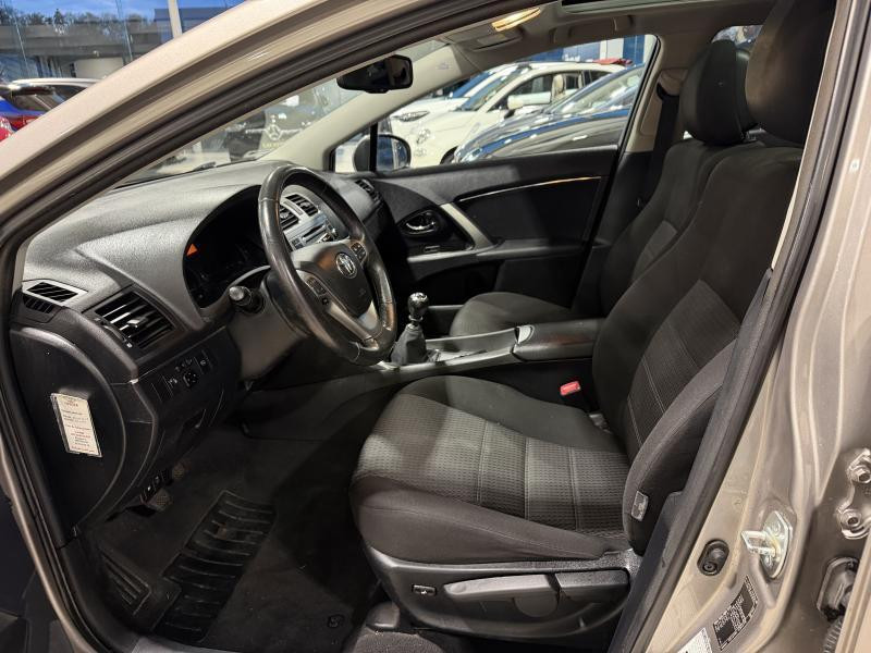 Used TOYOTA Avensis 2.0 DIESEL SkyView 2015 CHAMPAGNE € 4500 in Wavre