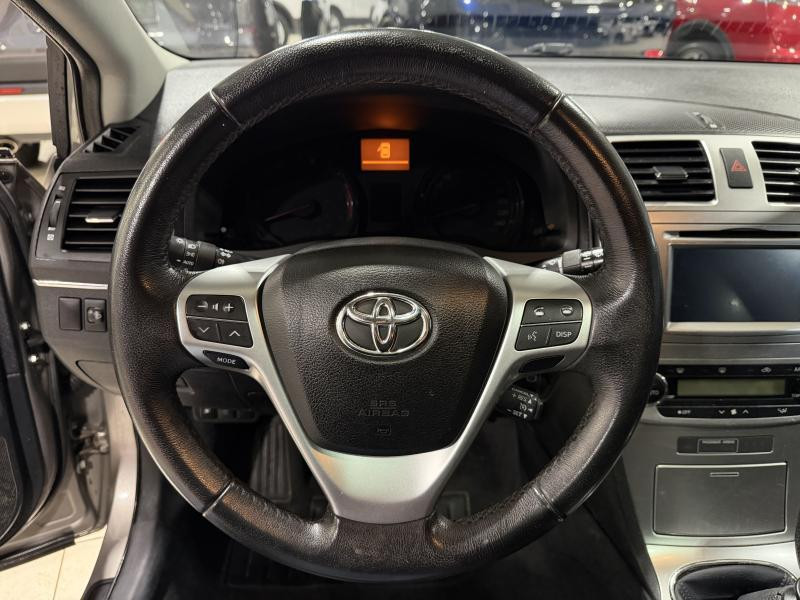 Used TOYOTA Avensis 2.0 DIESEL SkyView 2015 CHAMPAGNE € 4500 in Wavre