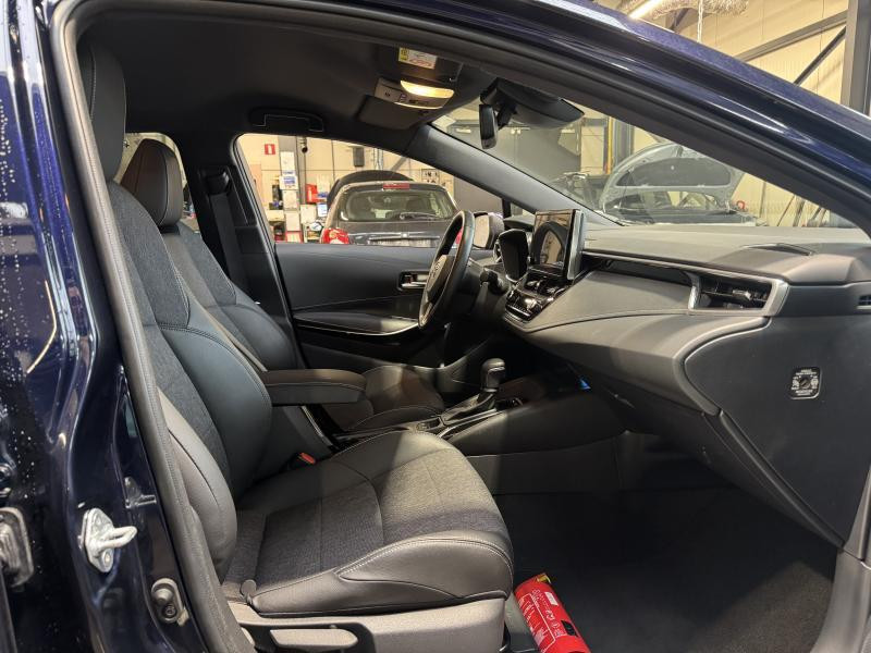 Used TOYOTA Corolla Facelift STYLE 1.8 HSD 72kW 2022 BLUE € 24390 in Wavre