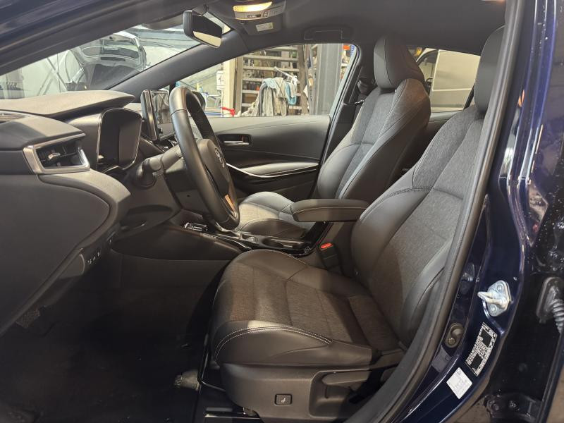 Used TOYOTA Corolla Facelift STYLE 1.8 HSD 72kW 2022 BLUE € 24390 in Wavre