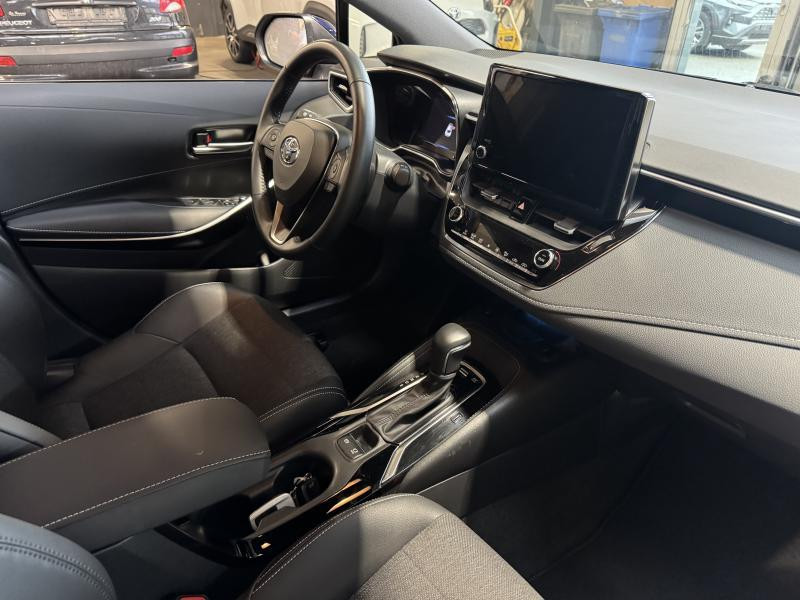 Used TOYOTA Corolla Facelift STYLE 1.8 HSD 72kW 2022 BLUE € 24390 in Wavre