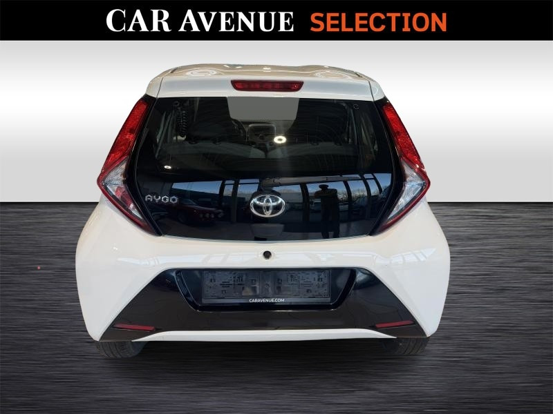 Used TOYOTA Aygo x-play 1.0 VVt-i 53kW 2018 WHITE € 10990 in Wavre
