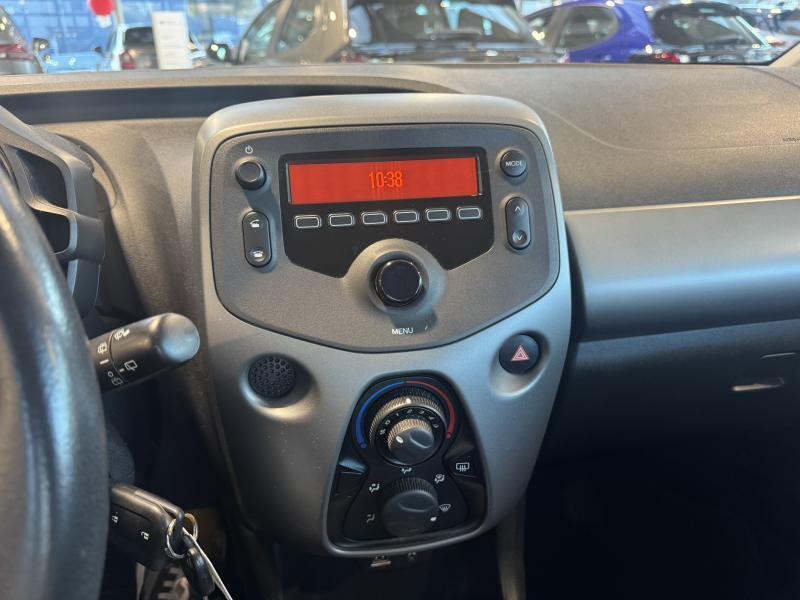 Used TOYOTA Aygo x-play 1.0 VVt-i 53kW 2018 WHITE € 10990 in Wavre