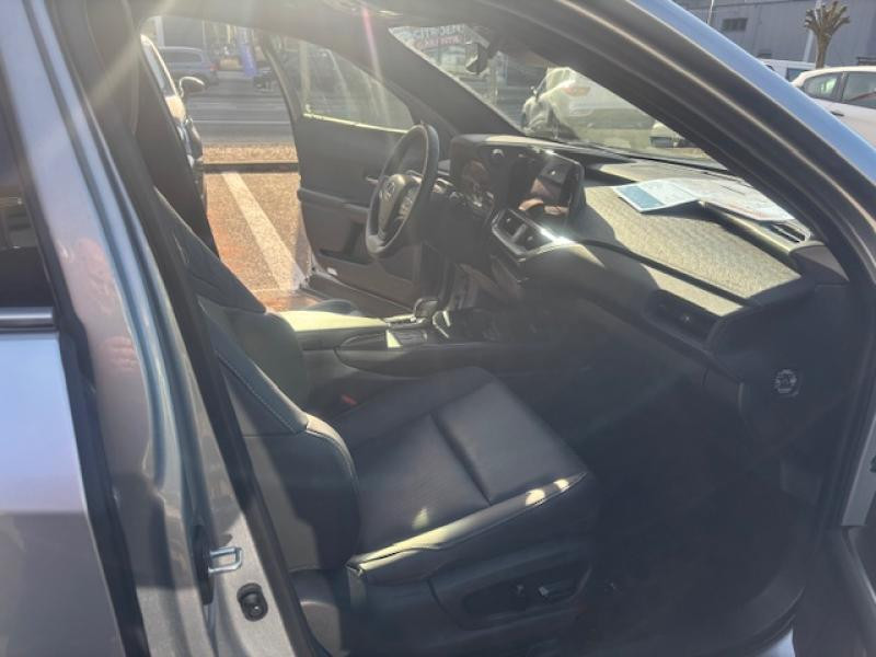 Occasion LEXUS UX 300h  SILVER 44999 € à Wavre