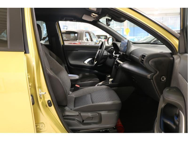 Used TOYOTA Yaris Cross Dynamic Plus 1.5 HSD 2023 GOLD € 19490 in Wavre