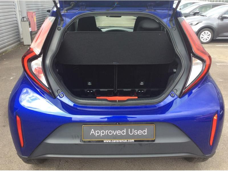 Used TOYOTA Aygo X 1.0L X play 2023 BLUE € 14900 in Bertrange