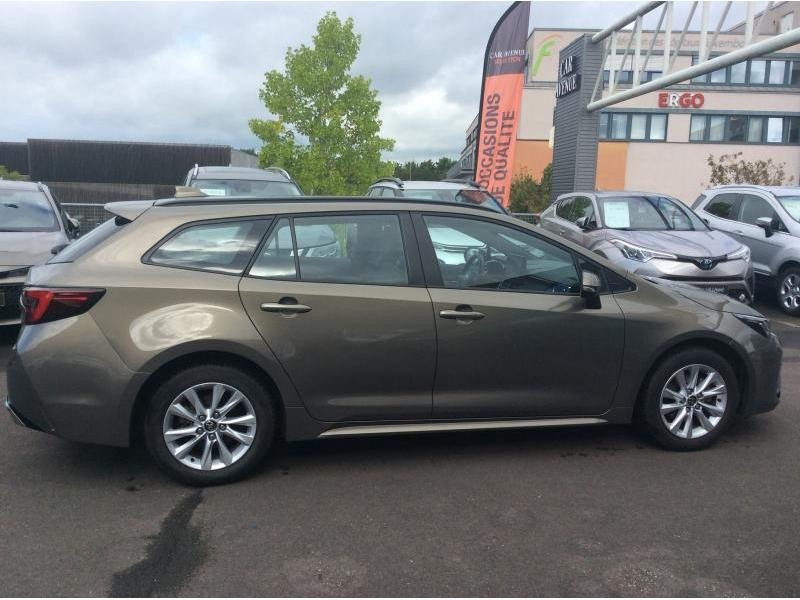 Used TOYOTA Corolla 1.8 Hybrid Dynamic pack business +navi 2023 BRONZE € 29490 in Bertrange