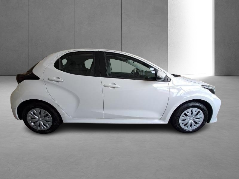 Used TOYOTA Yaris 1,5 VVT-iE 6 MT DYNAMIC 2022 WHITE € 18490 in Schifflange