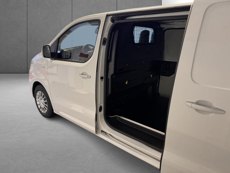 Used TOYOTA PROACE 2.0 HDI 177cv Medium - CONFORT 2025 WHITE € 36490 in Schifflange