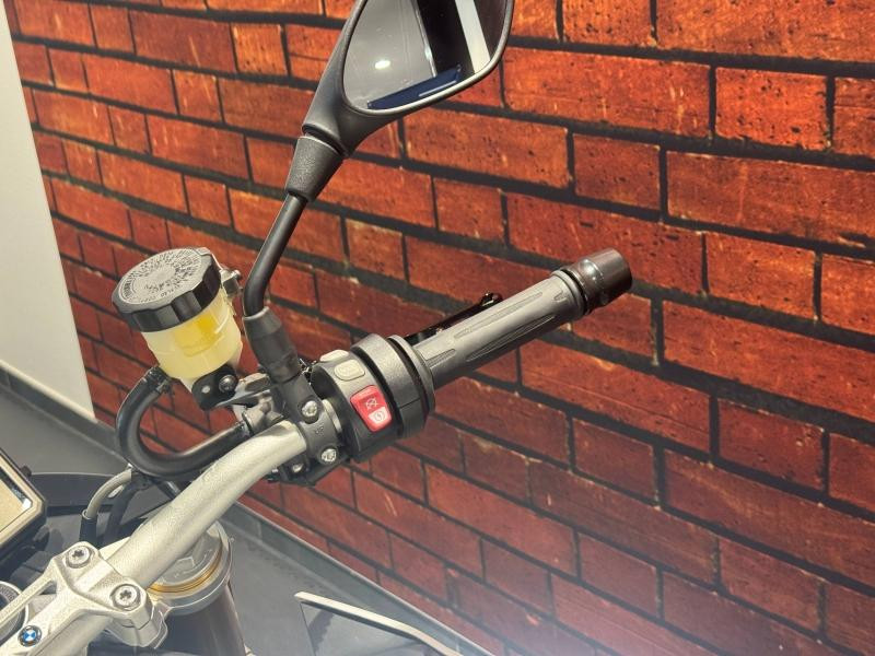 Used BMW S S 1000 R 2017 Light white/Lupin blue/Racing red € 9990 in Dijon