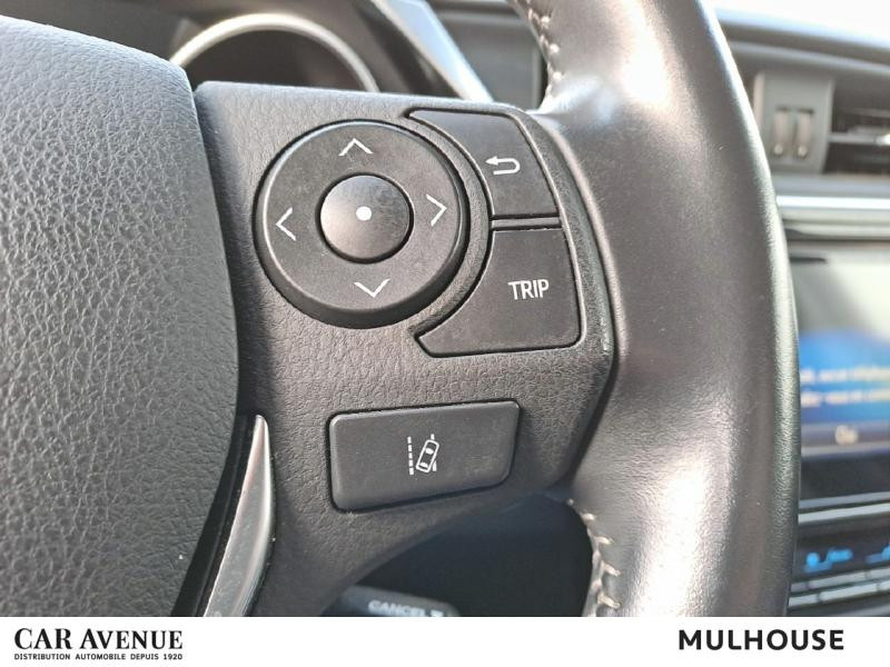 Occasion TOYOTA Auris HSD 136h Collection garantie 12 mois 2018 Rouge Allure bi-ton Toit Noir 15990 € à Mulhouse